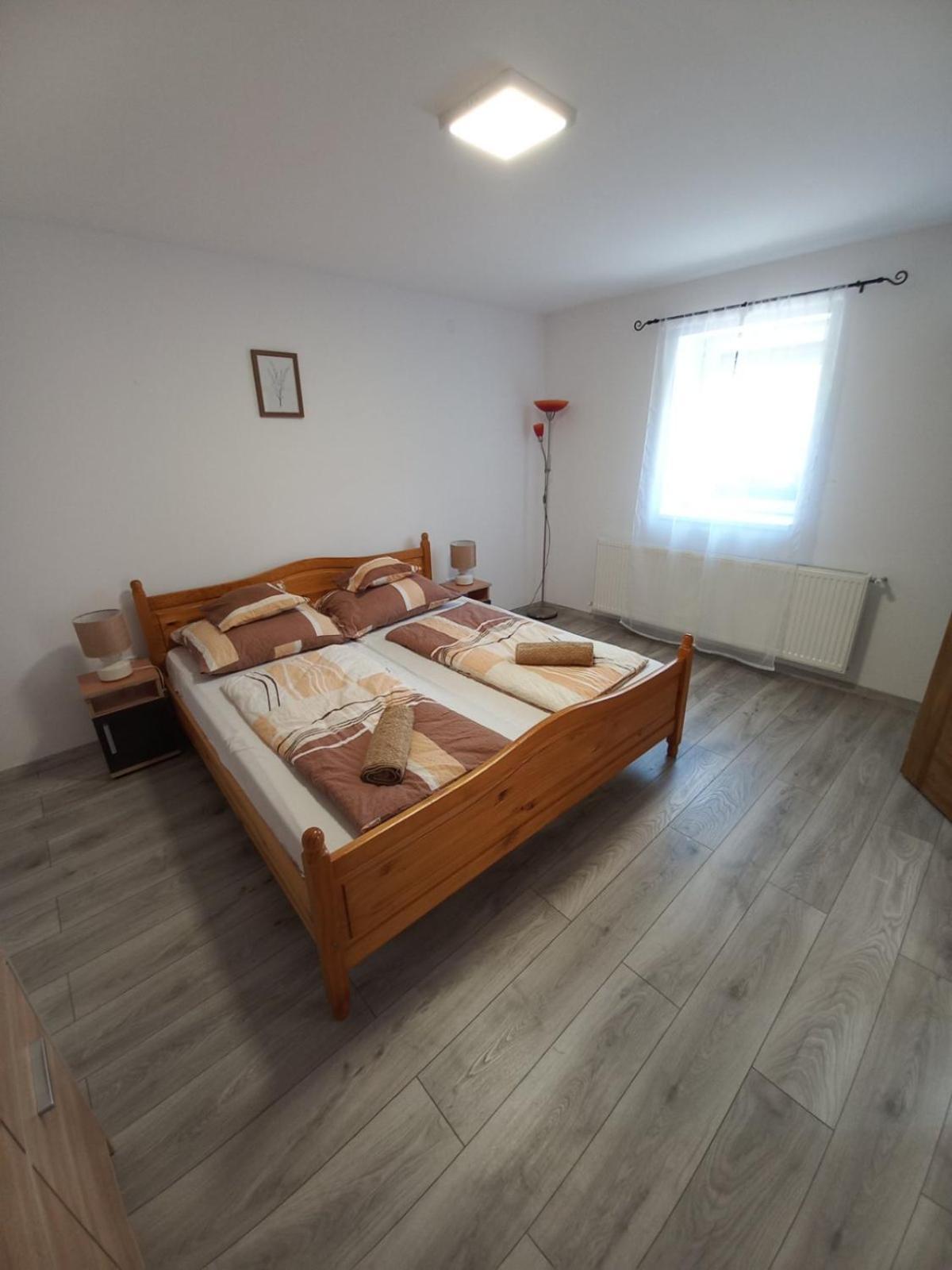 Oazis Apartman Шарошпатак Экстерьер фото